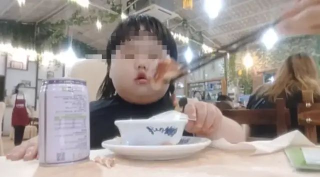 3歲女孩被爸媽喂到70斤當吃播賺錢 網友氣炸：孩子是「工具人」？ 親子 第11張