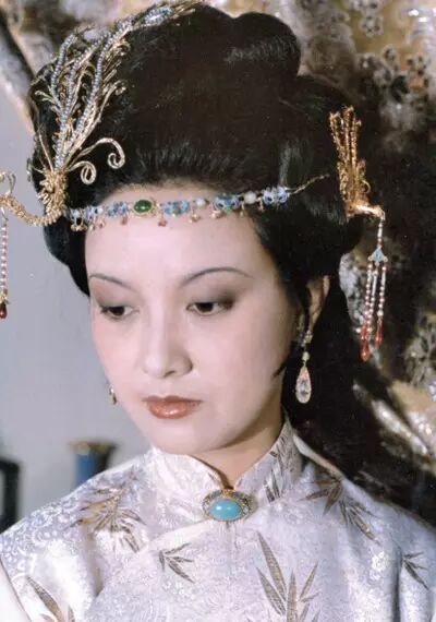 87版《电视剧》王熙凤定妆照造型师:杨树云87版《电视剧》林黛玉定妆