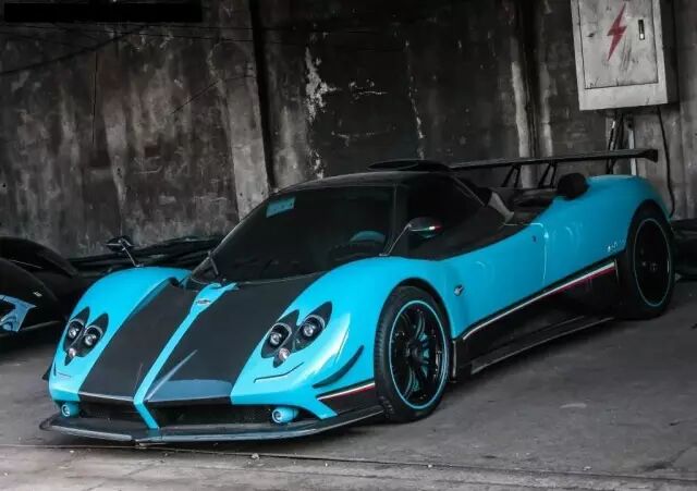 这辆特别定制的帕加尼zonda 760x采用babyblue配色,尾鳍上配有蒋鑫