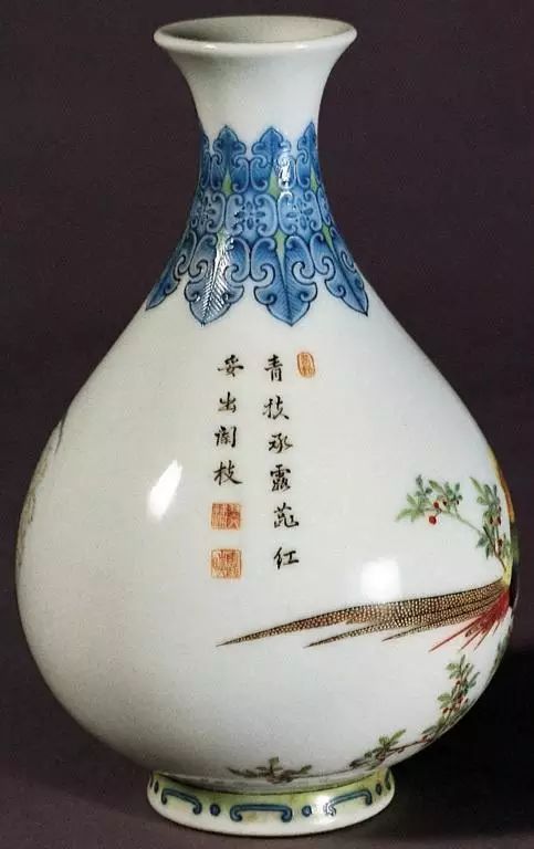 中国景徳鎮。大明成化底款，年代不明(清晚期 缠蓮枝双喜撇口瓶