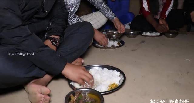 怎么联系当地鸡中国小伙在尼泊尔农村花450卢比买只鸡，来当地村长家加餐_https://www.jmylbn.com_新闻资讯_第13张