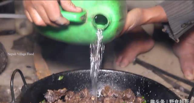 怎么联系当地鸡中国小伙在尼泊尔农村花450卢比买只鸡，来当地村长家加餐_https://www.jmylbn.com_新闻资讯_第7张