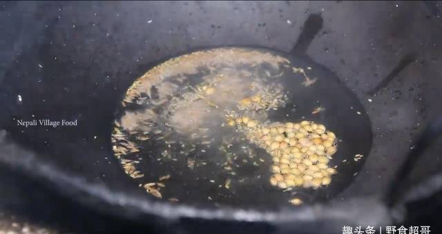 怎么联系当地鸡中国小伙在尼泊尔农村花450卢比买只鸡，来当地村长家加餐_https://www.jmylbn.com_新闻资讯_第2张