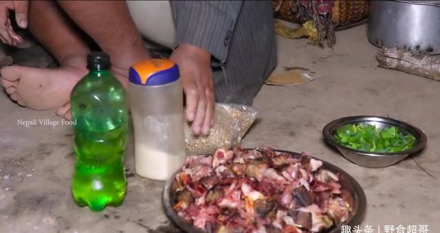 怎么联系当地鸡中国小伙在尼泊尔农村花450卢比买只鸡，来当地村长家加餐_https://www.jmylbn.com_新闻资讯_第20张