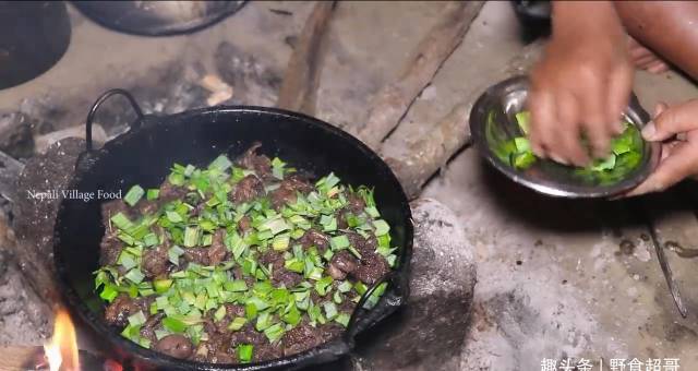 怎么联系当地鸡中国小伙在尼泊尔农村花450卢比买只鸡，来当地村长家加餐_https://www.jmylbn.com_新闻资讯_第5张