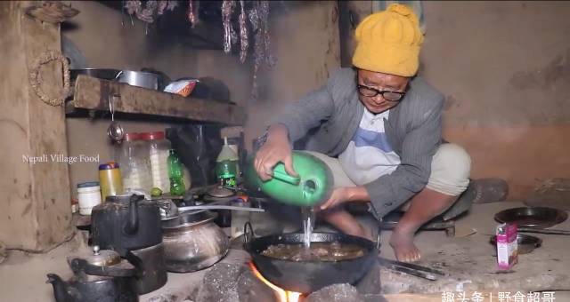 怎么联系当地鸡中国小伙在尼泊尔农村花450卢比买只鸡，来当地村长家加餐_https://www.jmylbn.com_新闻资讯_第8张