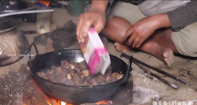 怎么联系当地鸡中国小伙在尼泊尔农村花450卢比买只鸡，来当地村长家加餐_https://www.jmylbn.com_新闻资讯_第6张