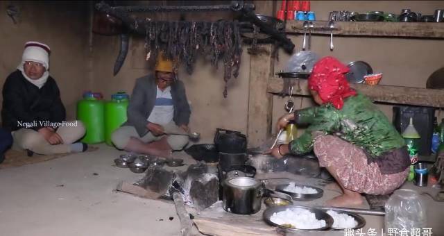 怎么联系当地鸡中国小伙在尼泊尔农村花450卢比买只鸡，来当地村长家加餐_https://www.jmylbn.com_新闻资讯_第11张
