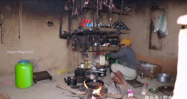 怎么联系当地鸡中国小伙在尼泊尔农村花450卢比买只鸡，来当地村长家加餐_https://www.jmylbn.com_新闻资讯_第4张