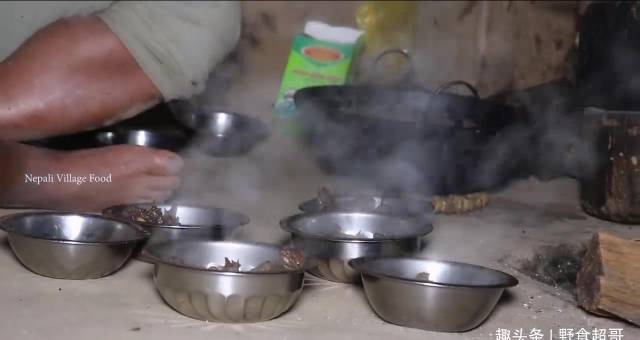 怎么联系当地鸡中国小伙在尼泊尔农村花450卢比买只鸡，来当地村长家加餐_https://www.jmylbn.com_新闻资讯_第10张