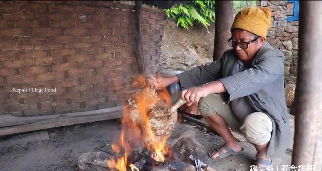 怎么联系当地鸡中国小伙在尼泊尔农村花450卢比买只鸡，来当地村长家加餐_https://www.jmylbn.com_新闻资讯_第15张