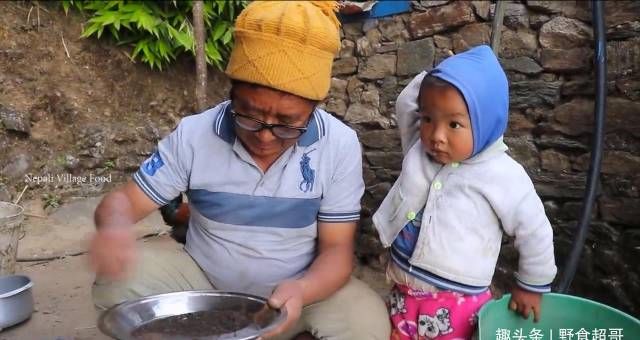 怎么联系当地鸡中国小伙在尼泊尔农村花450卢比买只鸡，来当地村长家加餐_https://www.jmylbn.com_新闻资讯_第16张