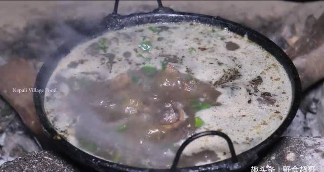 怎么联系当地鸡中国小伙在尼泊尔农村花450卢比买只鸡，来当地村长家加餐_https://www.jmylbn.com_新闻资讯_第9张