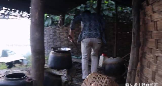 怎么联系当地鸡中国小伙在尼泊尔农村花450卢比买只鸡，来当地村长家加餐_https://www.jmylbn.com_新闻资讯_第1张