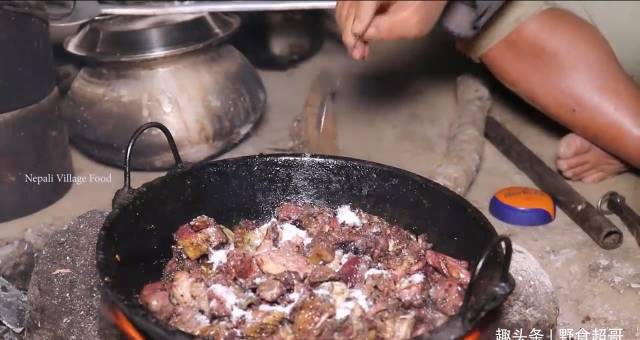 怎么联系当地鸡中国小伙在尼泊尔农村花450卢比买只鸡，来当地村长家加餐_https://www.jmylbn.com_新闻资讯_第3张