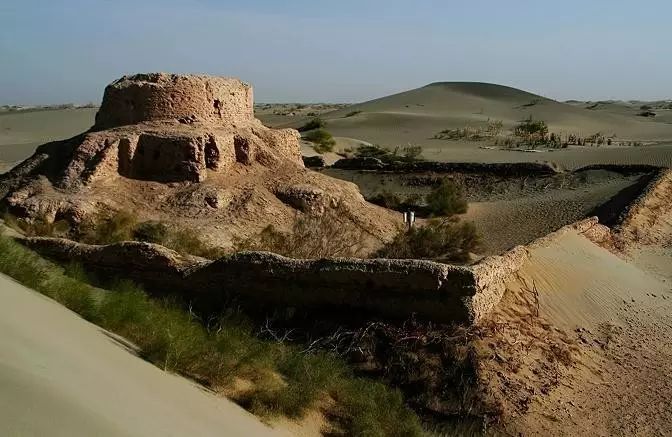 新疆和田洛浦热瓦克佛寺佛塔(建于汉代)