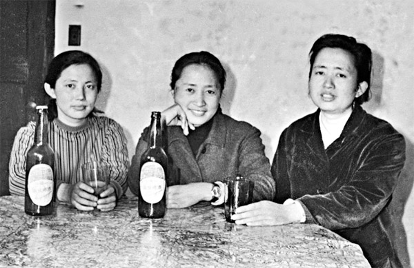 60年代中期,傅益瑤,傅益玉与大姐傅益珊在南京傅厚岗.