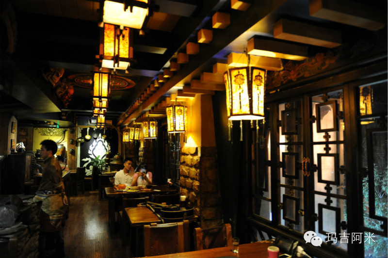 眼帘的是窗边一排古老的藏式纸灯笼和纵深处羊毛织成的"燃烧的聚宝图"