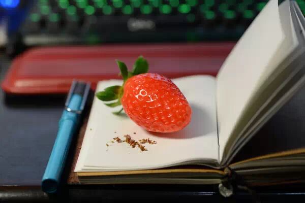 帮草莓清理毛孔