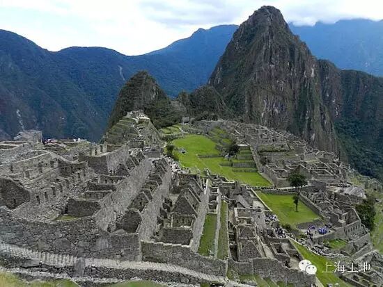 例如,被称为蓝琢(lanzon)的花岗岩棱镜形雕塑有4.