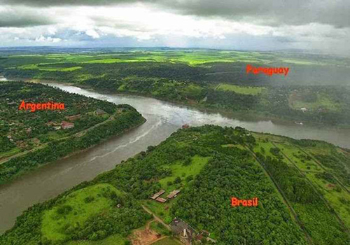 这三个国家的分界线是t形的河流交汇处.