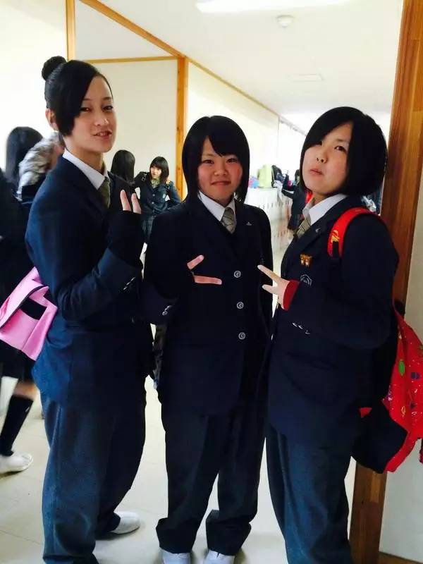 日本高中生的性别交换日男女生换穿制服活出真我 文章
