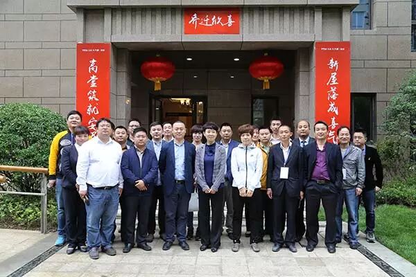 天朗控股集团副总裁兼天朗地产总经理马琳女士带领各部门负责人来到