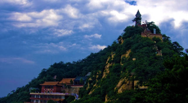 汉翔游学登盘山临石刻