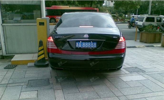 坊间传说一:他是浙江首个拥有私人飞机的家伙,他把这架飞机命名为"