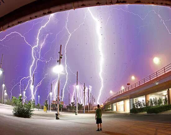 觉得下雷雨的时候会有火球从窗户里跑进来把自己烧死