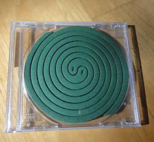 夏天蚊香不想摆在外面？装在CD盒里吧