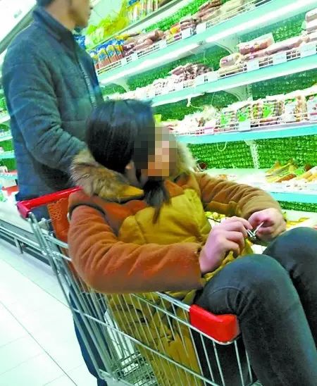 在超市里推手扶车的时候老想坐进去