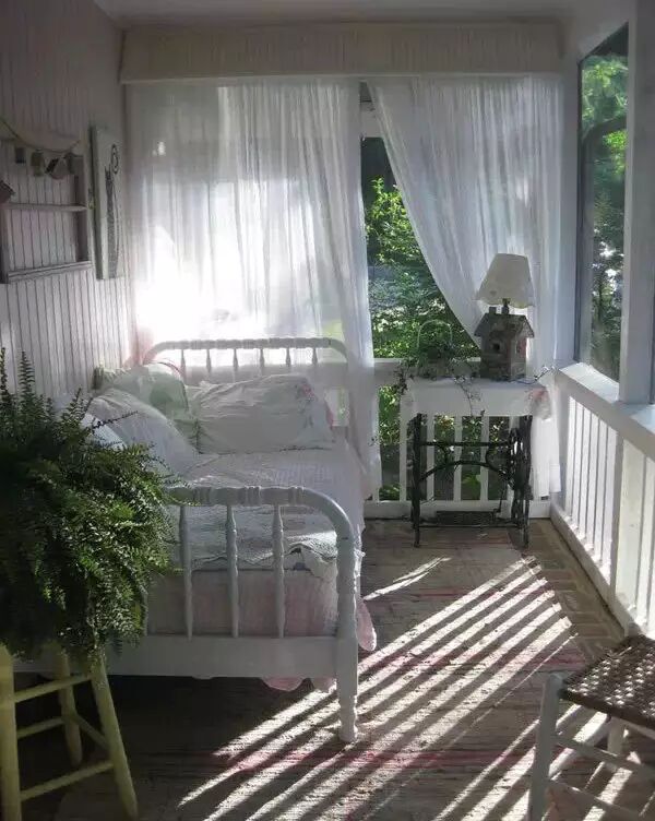 甚至,你可以直接放一张床在阳台,或许会比在卧室睡得更加香甜.