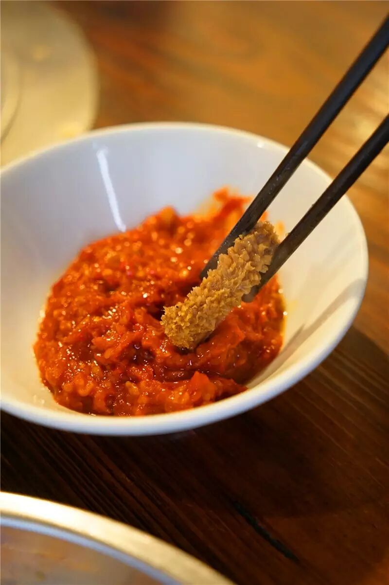 牛肺滑而弹牙,更重要系,会勾起你小时候吃牛杂的记忆,小时候吃牛杂都