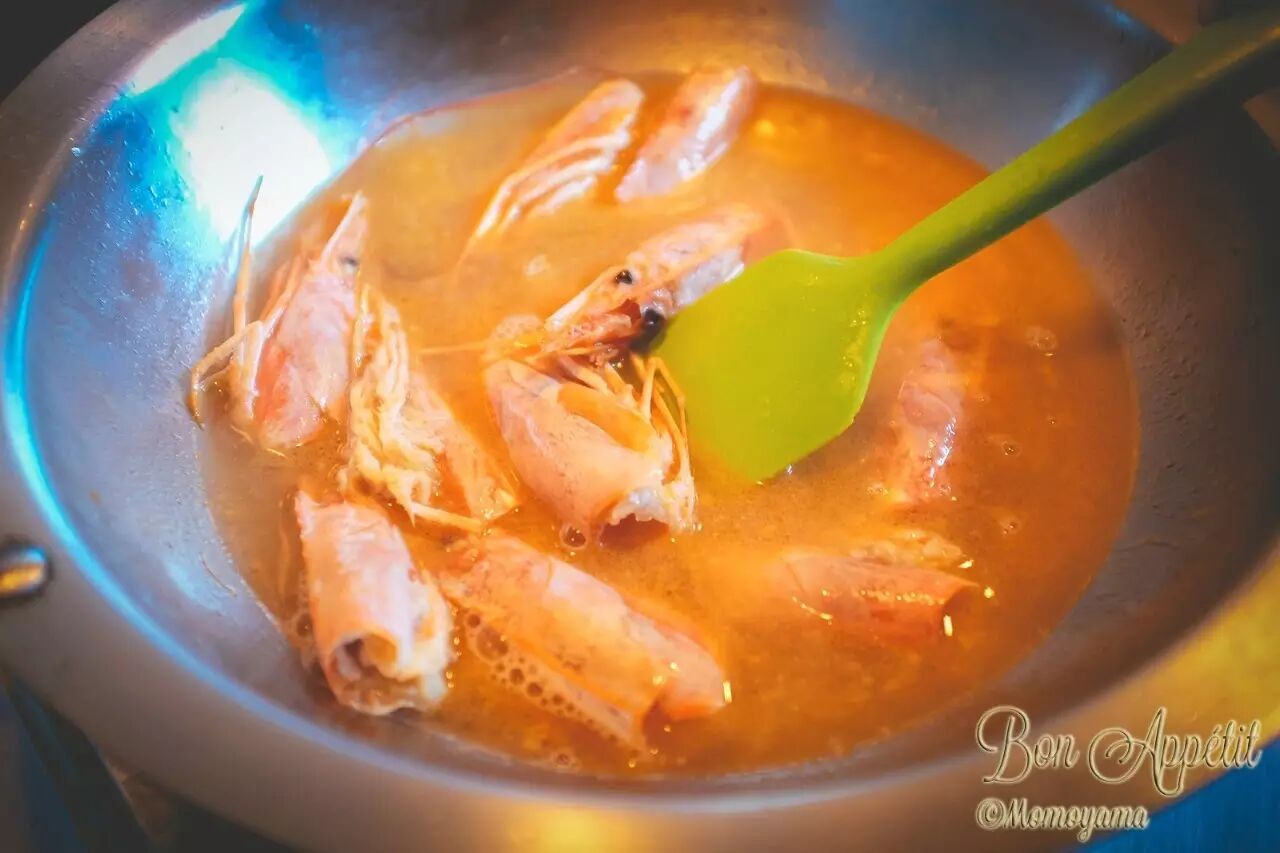 虾头过油翻炒后加水熬汤煮泡饭很好吃,怕腥的话可以加点白葡萄酒或黑