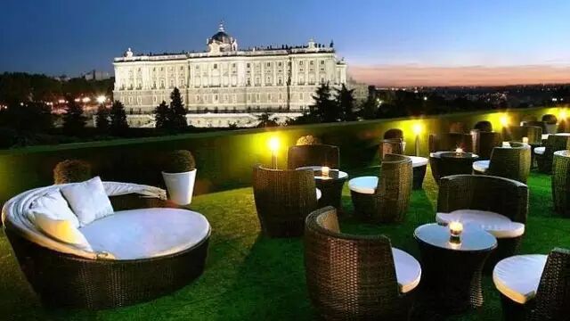 炎炎夏季，让我们相约屋顶，一起去看马德里的夜景