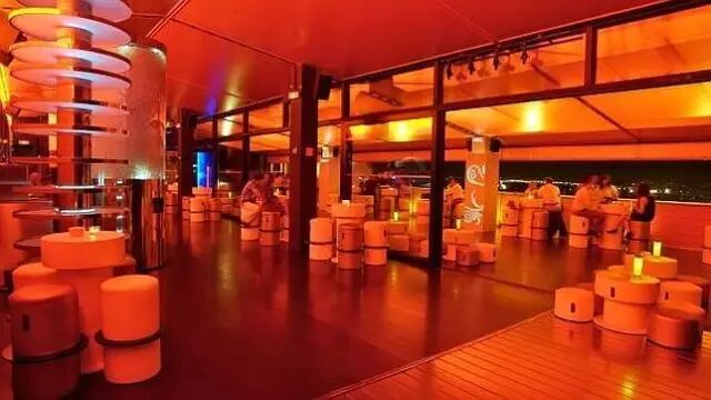 炎炎夏季，让我们相约屋顶，一起去看马德里的夜景