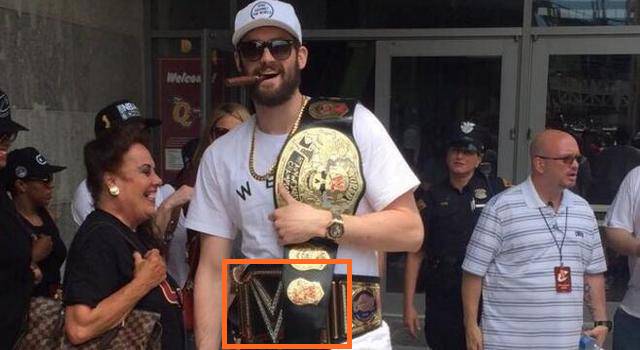 ▼骑士球员勒夫去哪儿都带着的wwe腰带比如……众多体坛明星也都在wwe