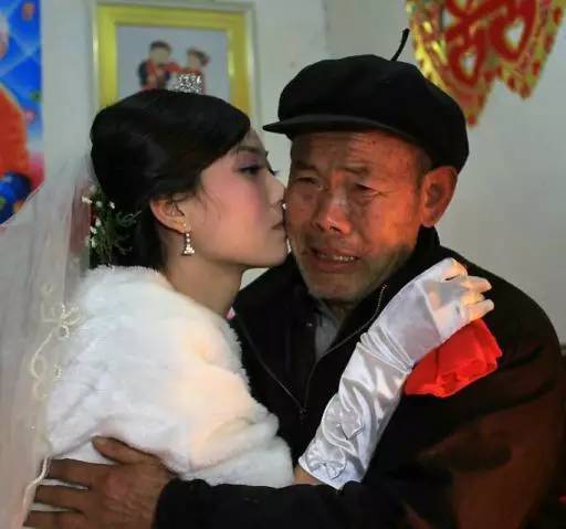 李七月任伊伦结婚图片图片