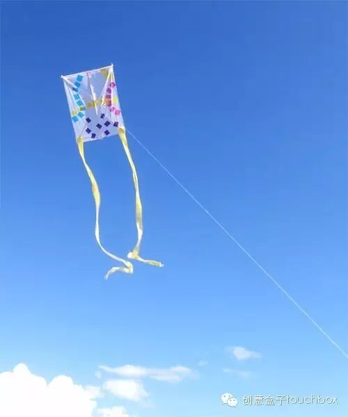 进阶级玩法:贴纸风筝 窍门分享:只要是轻薄的材质,都可以当作风筝的