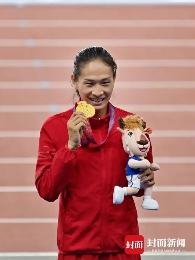 冠军仁怀"女飞人"杨会珍来自四川体育职业学院田径队的女子400米决赛