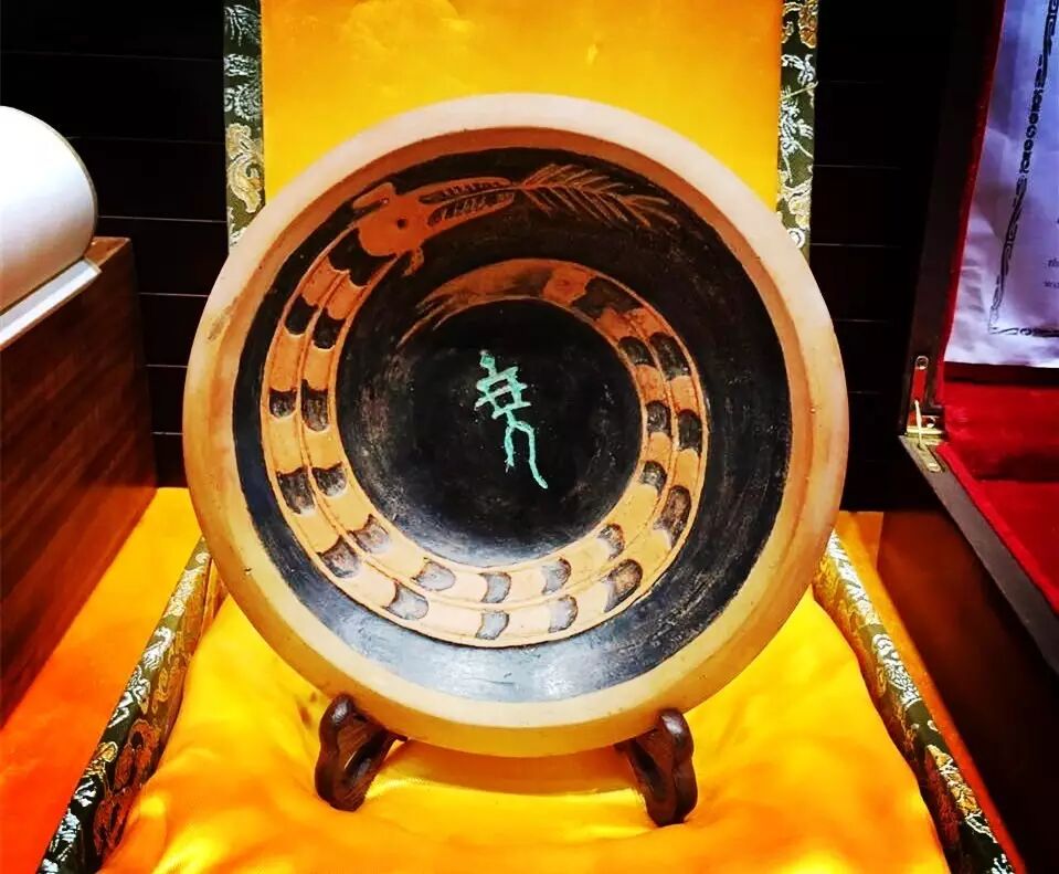陶寺龙盘取材山西陶寺遗址发现的彩绘蟠龙纹,陶盤是中华文明与国家