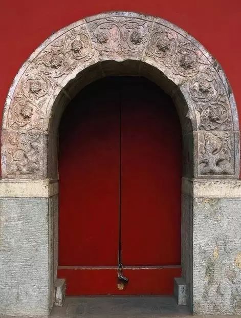 朱红色大门,镂空花窗