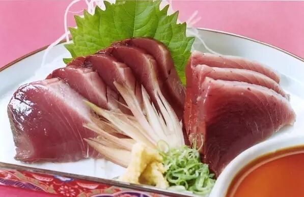鲣鱼在日本料理中很常见的一种吃法便是鲣のタタキ(直译就是鲣鱼敲打