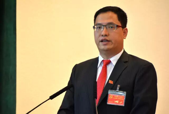 大会由梁柱华同志代表第二届镇党委作工作报告.