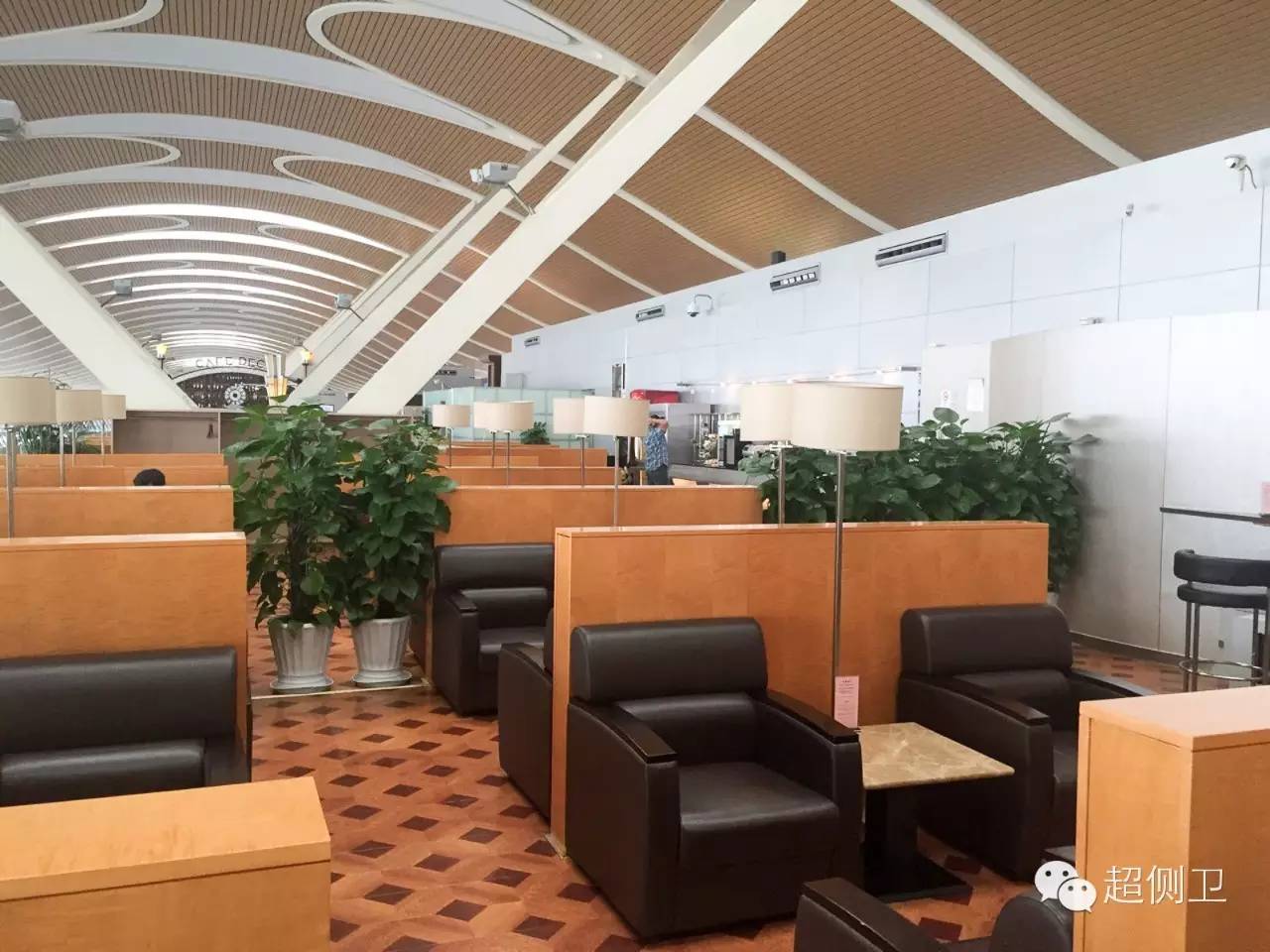 香港航空在浦东机场的商务舱休息室是与其他航空公用的浦东机场休息室