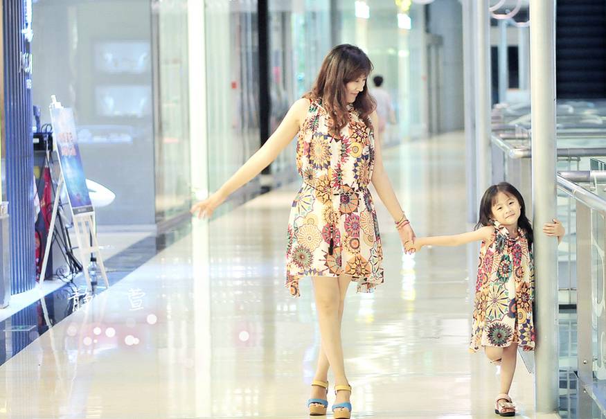 明星辣妈盘点,带娃街拍成潮流!