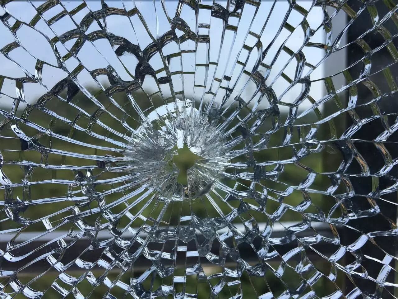 同时受袭的还有该楼八层的一户套房,也是厨房玻璃被钢珠弹击穿!