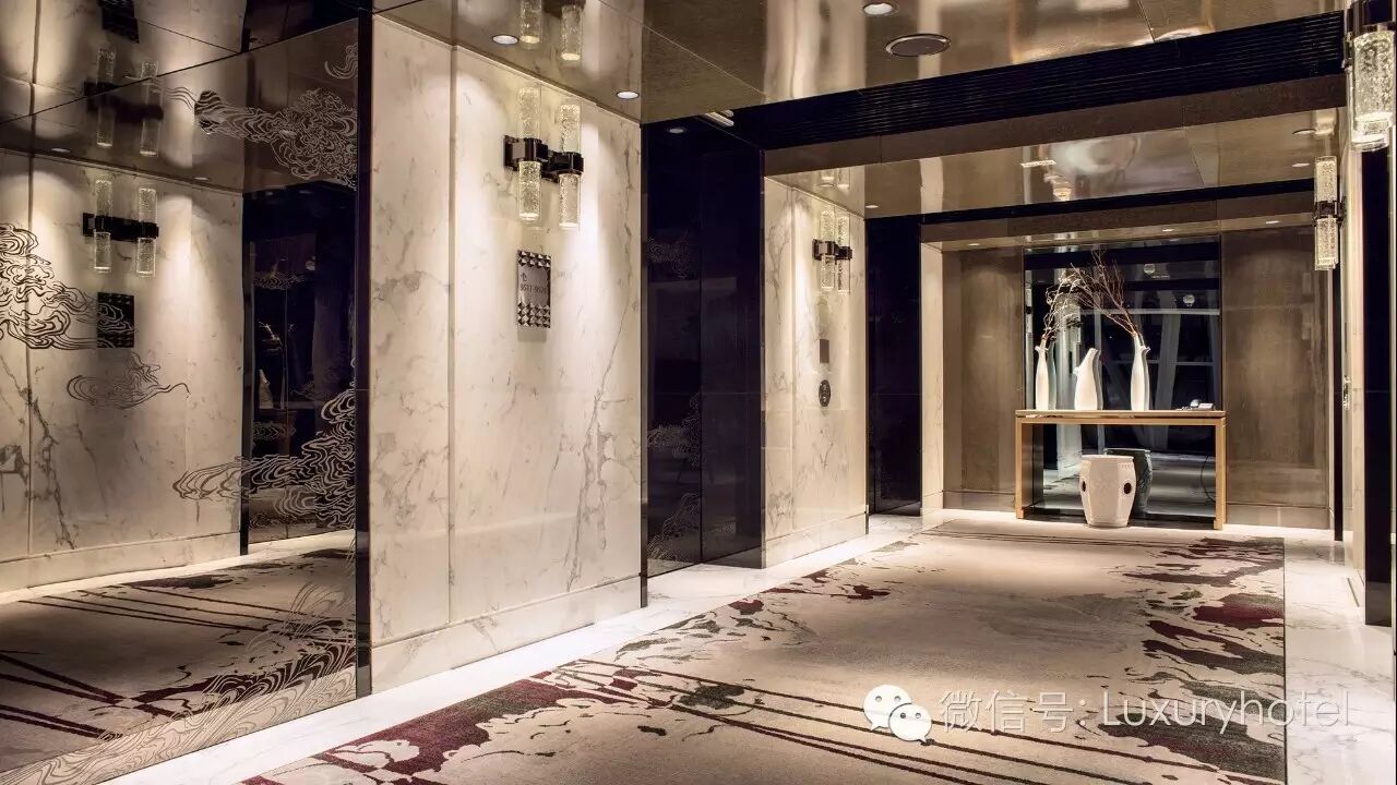 酒店客房楼层电梯厅,基本上每层花艺都有所区别十分用心