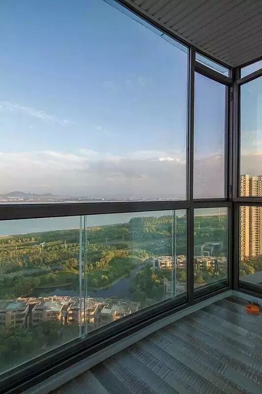 落地窗的外面是阳台,随时都能欣赏美丽的江景.
